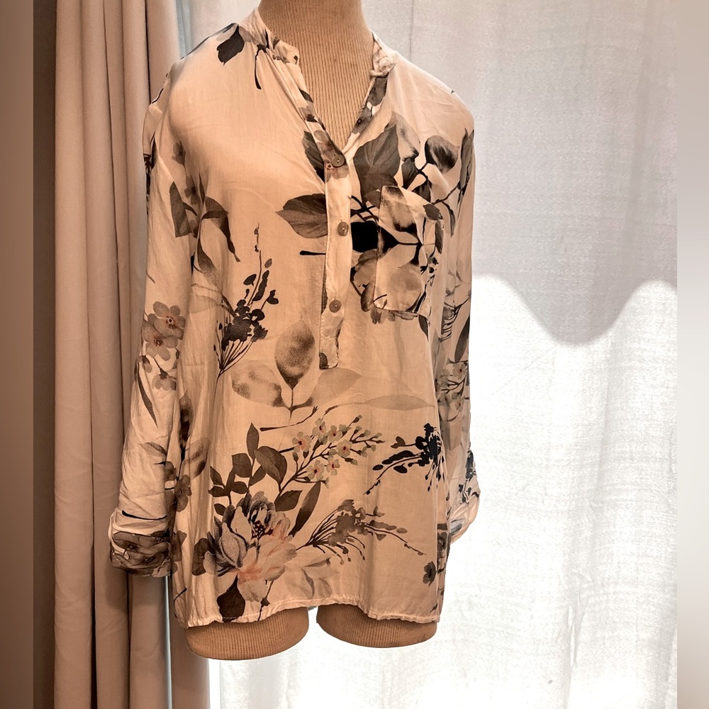 Made in Italy ivory size S/M a beautiful floral print longs sleeve 100 viscose
